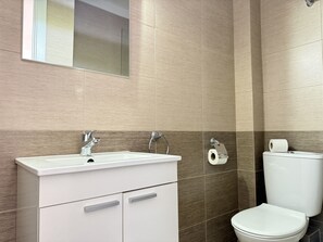 Een douche, handdoeken