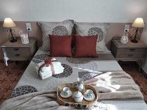 5 bedrooms, iron/ironing board, free WiFi, bed sheets