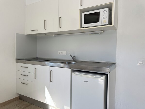 Fridge, microwave, coffee/tea maker, toaster