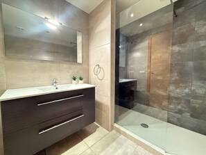 Bathtub, towels