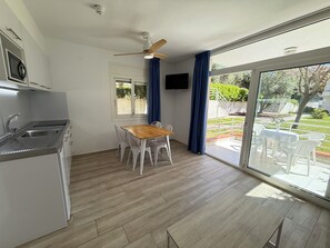 Fridge, microwave, coffee/tea maker, toaster