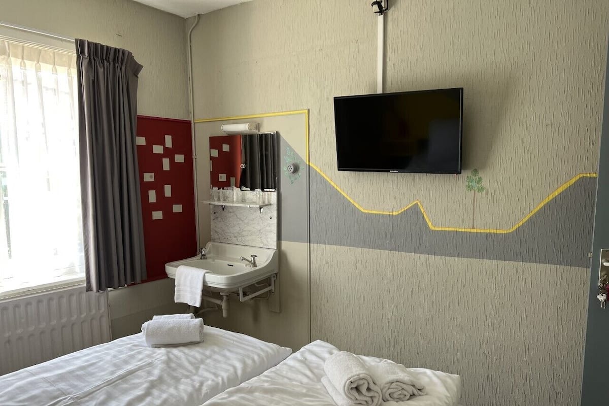 Eenvoudige tweepersoonskamer | Gratis wifi, beddengoed