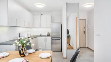 Frigorífico, microondas, horno y placa de cocina