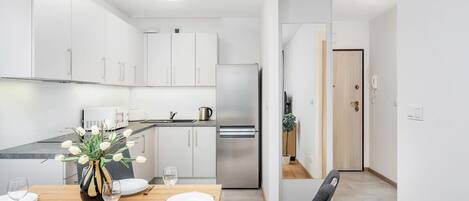 Een koelkast, een microgolfoven, een oven, een kookplaat