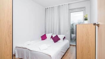 1 dormitorio, tabla de planchar con plancha, wifi y ropa de cama