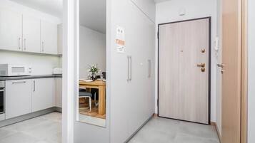 Frigorífico, microondas, horno y placa de cocina