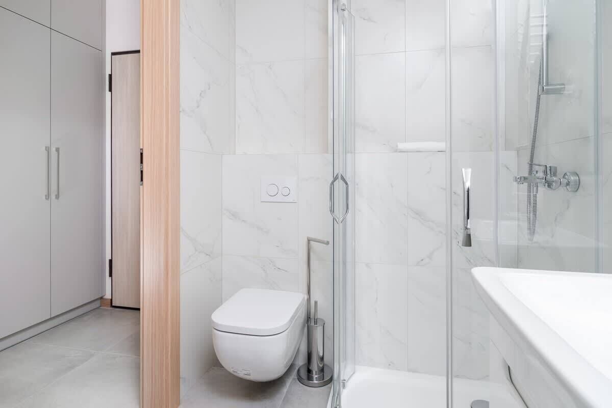 Dusche, kostenlose Toilettenartikel, Haartrockner, Handtücher