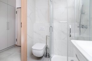 Shower, free toiletries, hair dryer, towels