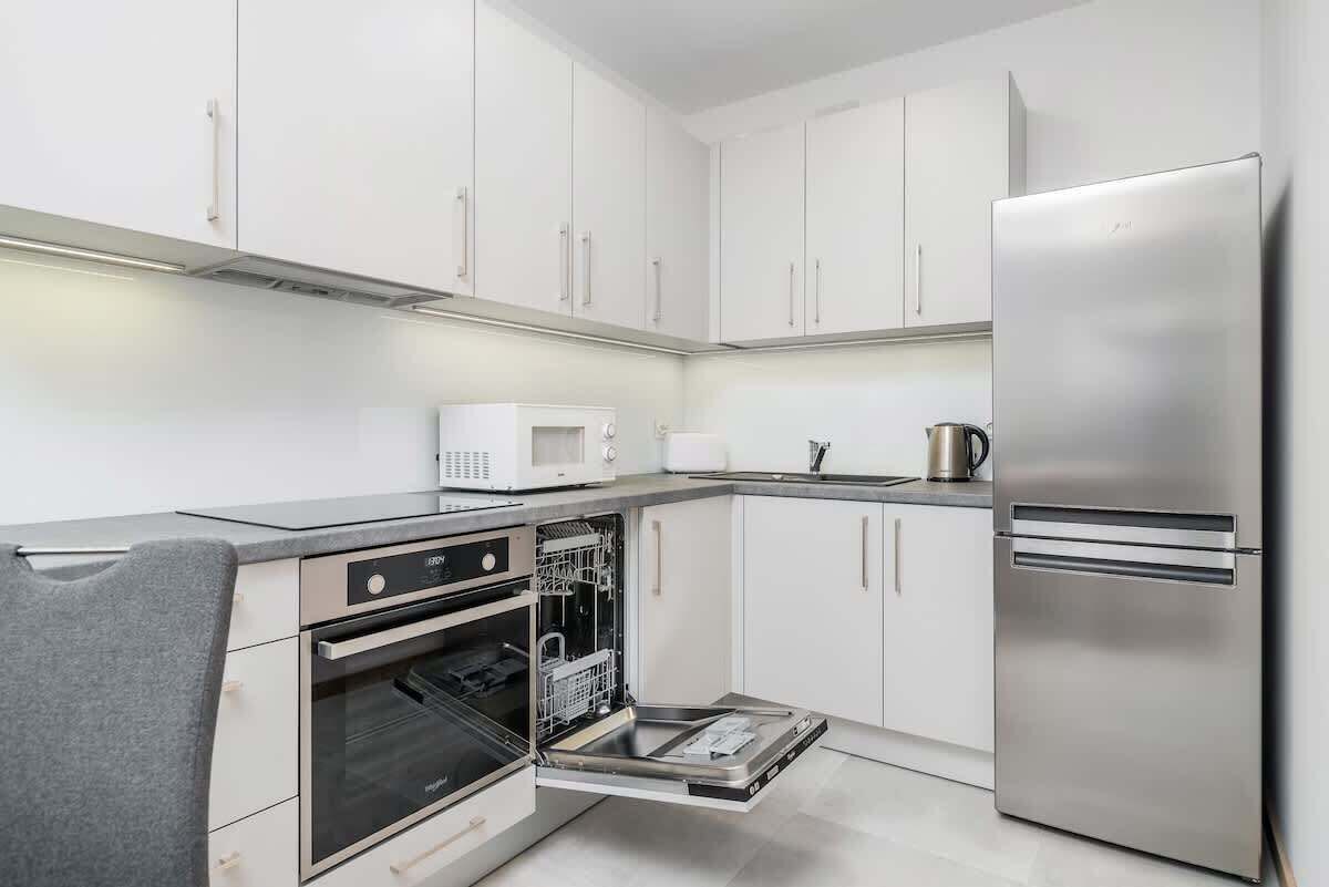 Een koelkast, een magnetron, een oven, een kookplaat