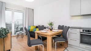 Un apartamento moderno con comedor, cocina y balcón.