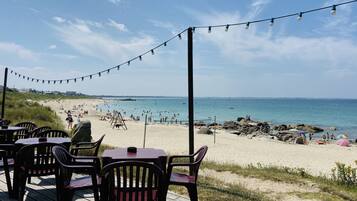 Aan het strand, ligstoelen aan het strand