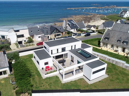 Villa avec spa et grande piscine intérieure, vue mer, à 50 mètres de la plage