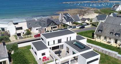 Villa avec spa et grande piscine intérieure, vue mer, à 50 mÚtres de la plage
