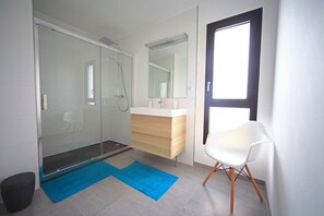 Shower, hair dryer, towels, toilet paper - Villa Pool and Beach Bretagne, heated indoor pool 4x8m 50m from the beach (PLOUESCAT)