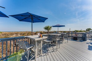 Outdoor dining - 11 Pet Friendly | Heated Pool | Elevator | Walk to Beach | Kids (Hilton Head Island)