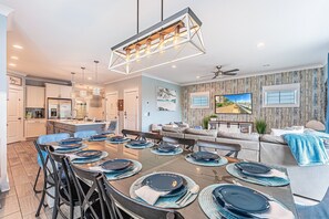 Dining - 11 Pet Friendly | Heated Pool | Elevator | Walk to Beach | Kids (Hilton Head Island)