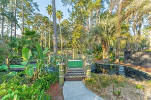 Property grounds - 11 Pet Friendly | Heated Pool | Elevator | Walk to Beach | Kids (Hilton Head Island)