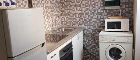 Frigorífico, microondas, horno y placa de cocina