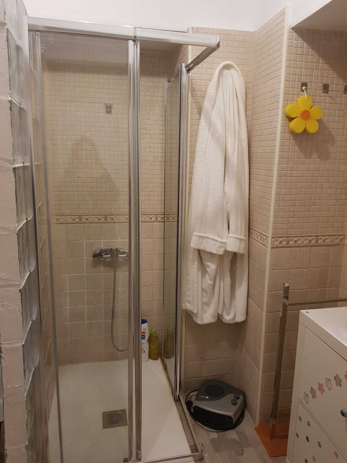 Een douche, een haardroger, handdoeken, zeep