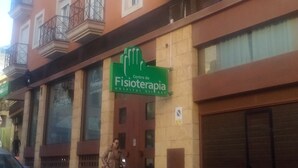 Un bâtiment sur lequel on peut lire l’inscription « Centro de Fisioterapia Hospital del Rey ».