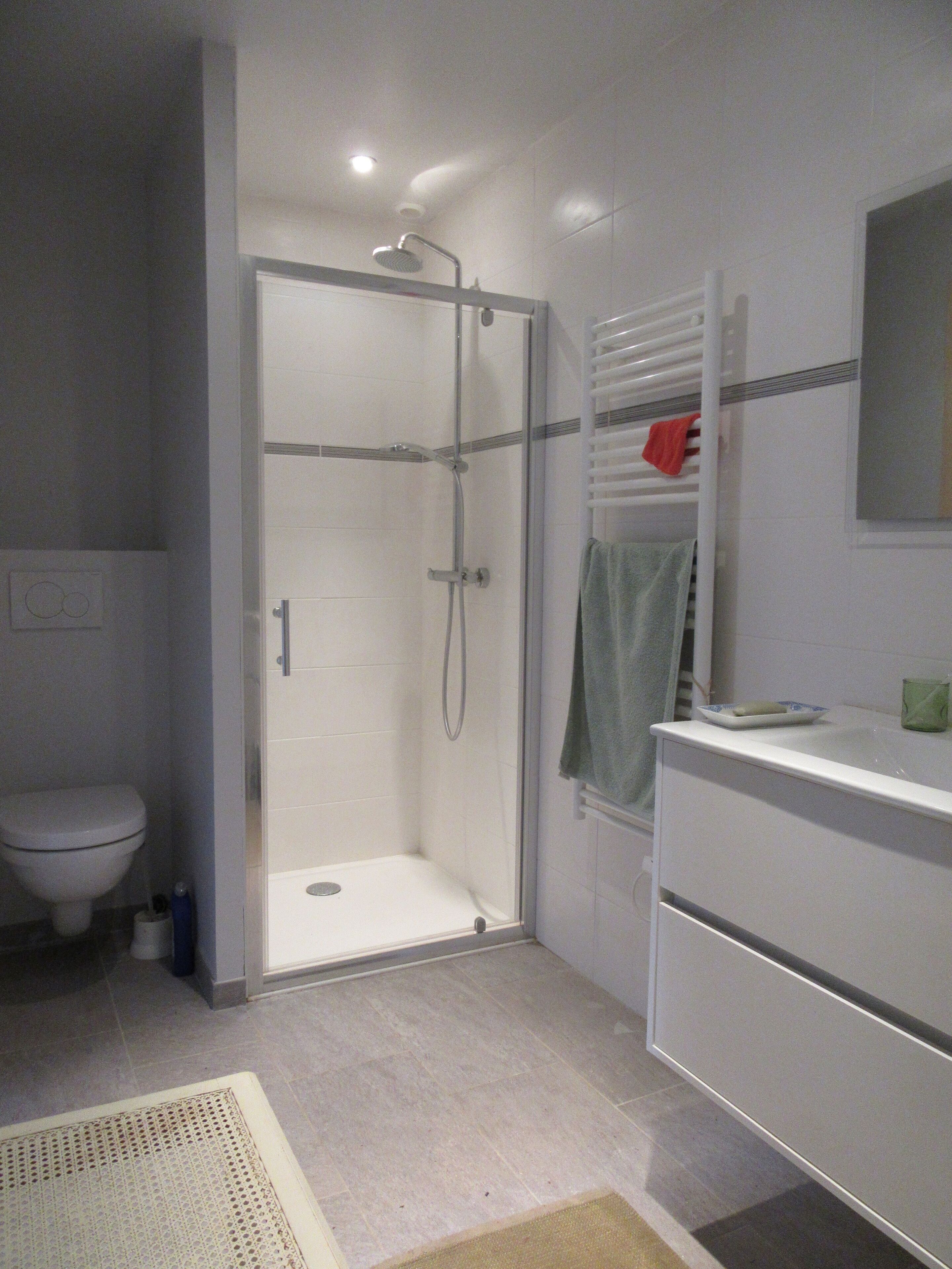 Douche, serviettes fournies