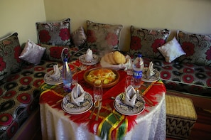 Här finns 2 restauranger som serverar frukost.