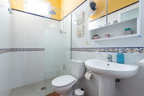 Douche, séchoir à cheveux, serviettes fournies