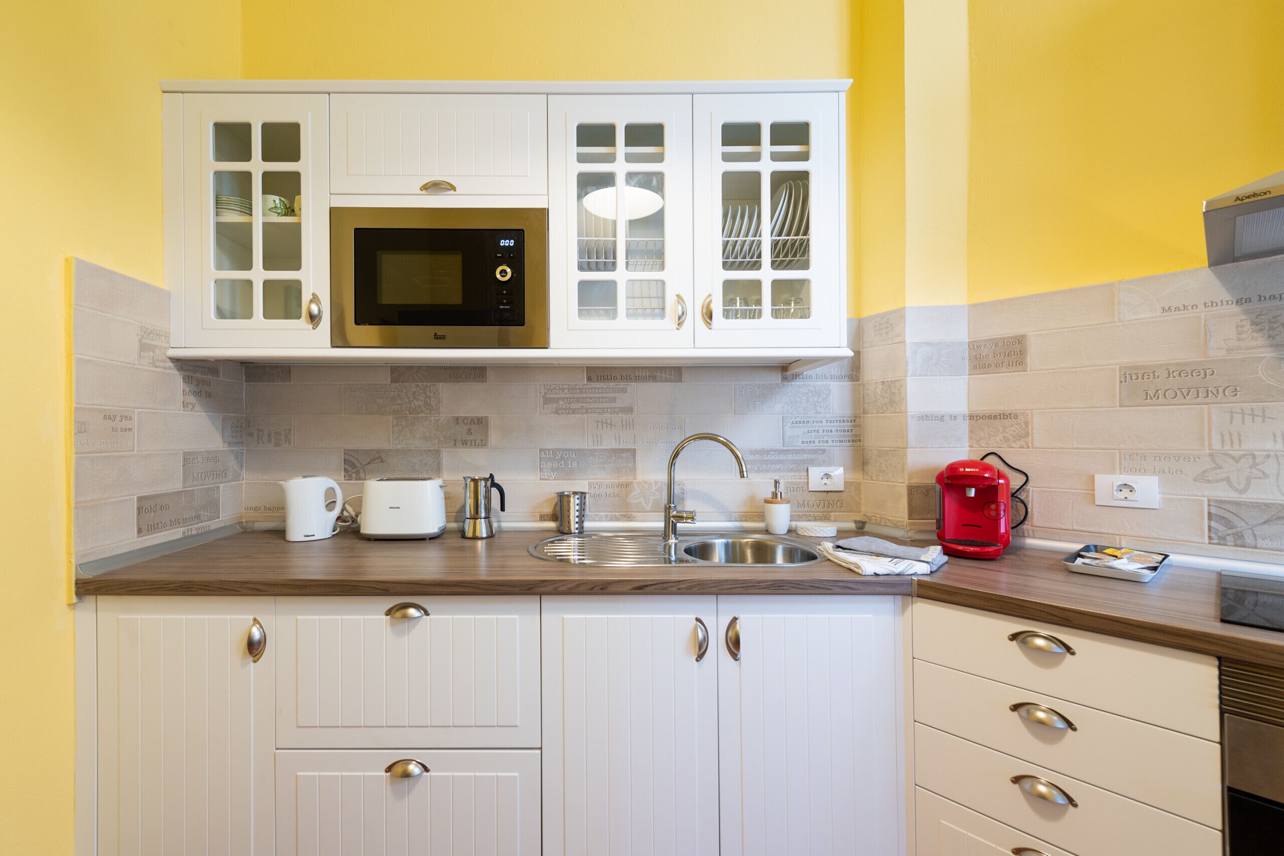 Een koelkast, een magnetron, een oven, een koffiezetapparaat/waterkoker