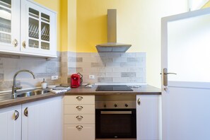 Fridge, microwave, oven, coffee/tea maker