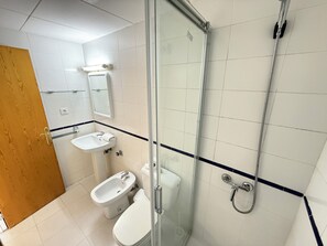 Shower, towels - Agi Rescator 220 Apartamento for rent in Roses Girona. (Rosas / Roses)