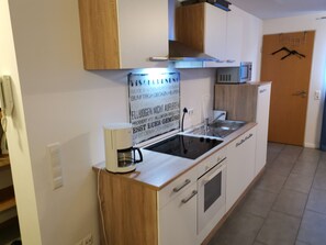 Geladeira, micro-ondas, fogão, cooktop