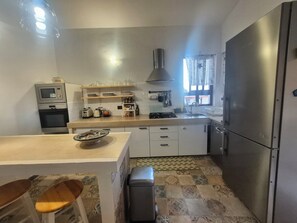 Cafetera y tetera, refrigerador, microondas y horno 