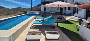 Een buitenzwembad en een verwarmd zwembad