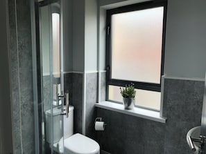 Douche, sèche-cheveux, serviettes fournies, savon