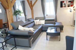 Télévision, baby-foot, livres