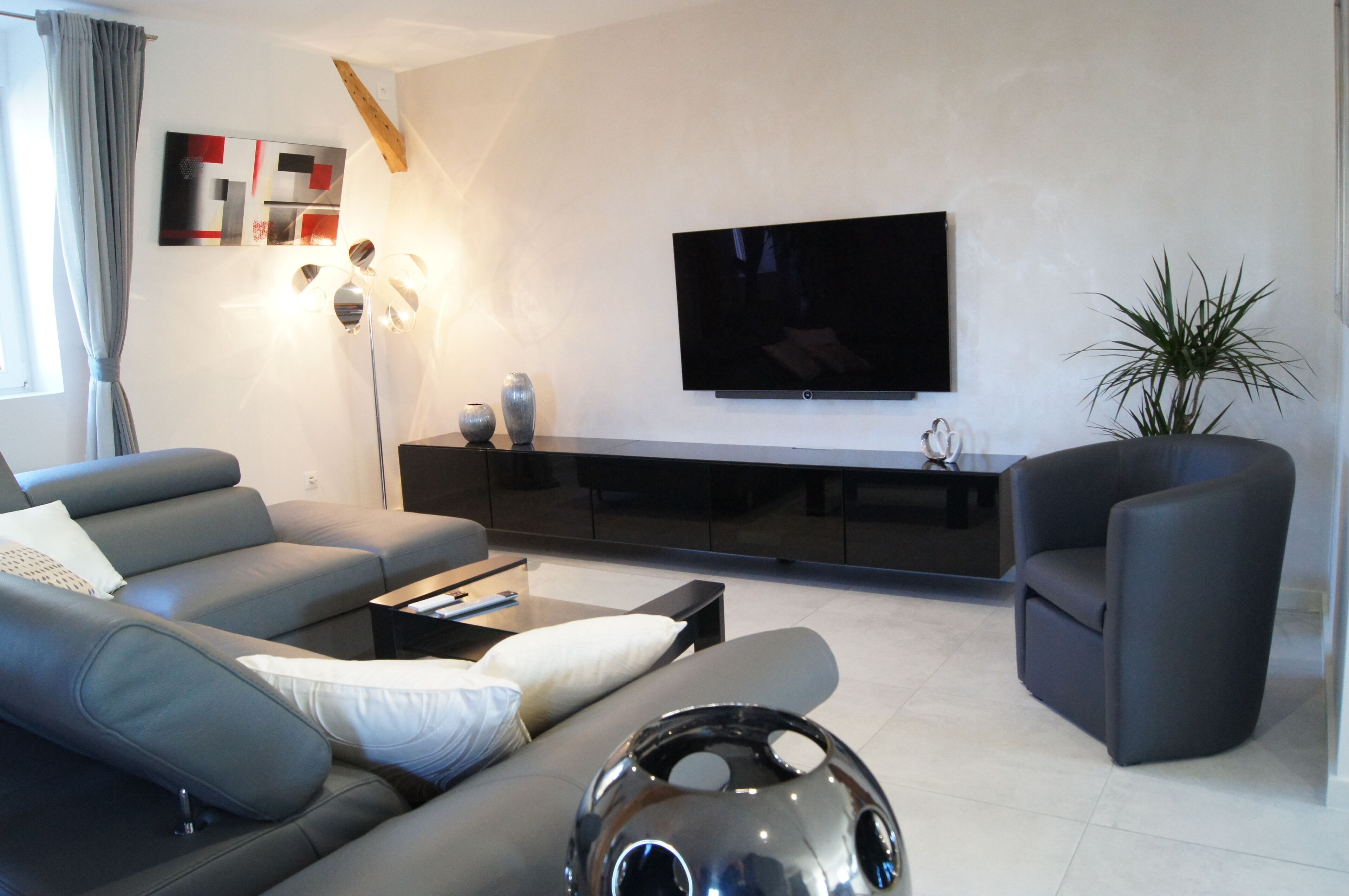 電視、足球機、書籍