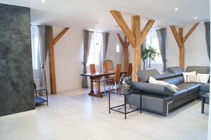 Télévision, baby-foot, livres