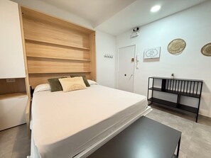 1 slaapkamer, een strijkplank/strijkijzer, gratis wifi, beddengoed