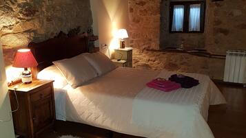 2 bedrooms, iron/ironing board, WiFi