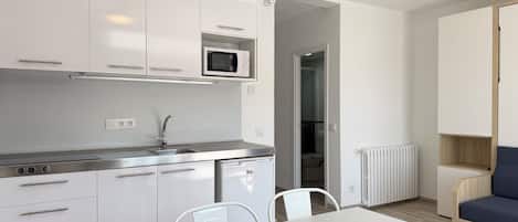 Een koelkast, een magnetron, een koffiezetapparaat/waterkoker