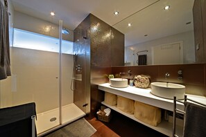 Dusche, Haartrockner, Bidet, Handtücher