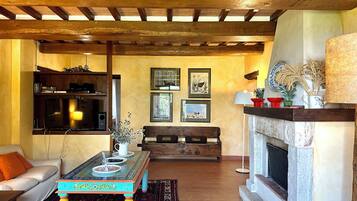 Smart TV, chimenea, tenis de mesa y libros