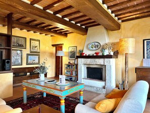 TV connectée, cheminée, table de tennis de table, livres