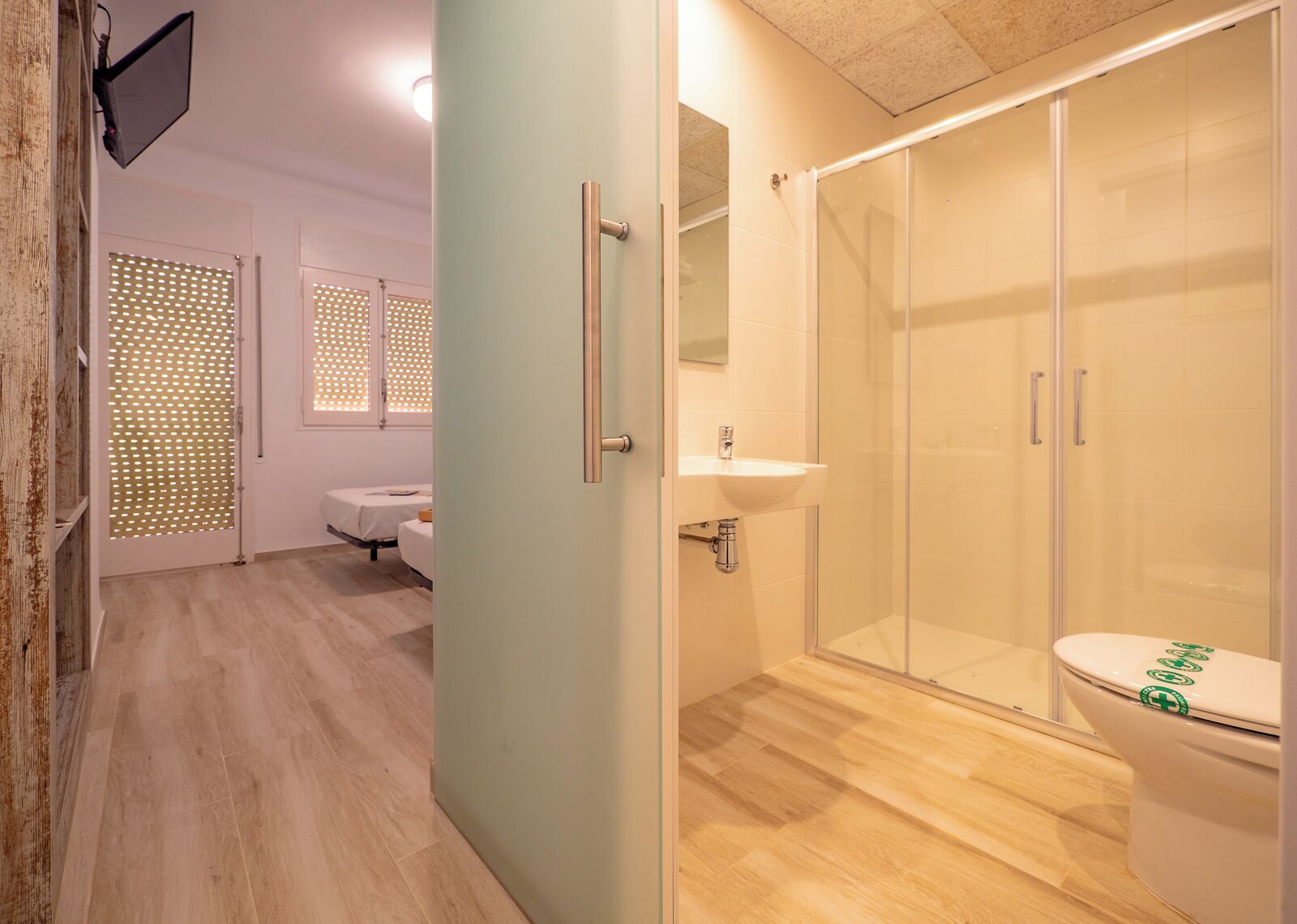 Een douche, handdoeken