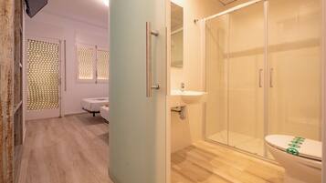 Een douche, handdoeken