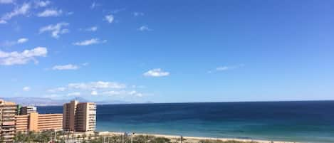 Ubicación cercana a la playa y tumbonas