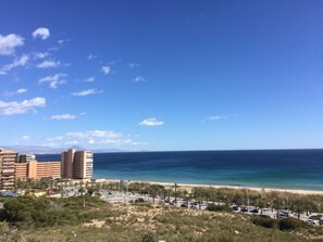 Una spiaggia nelle vicinanze, lettini da mare