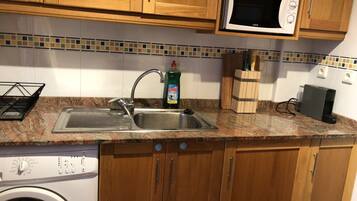 Frigorífico, microondas, horno y cafetera o tetera