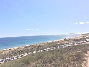 Playa en los alrededores y camastros 