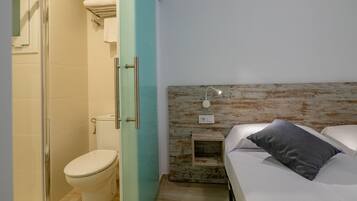 Ein modernes Badezimmer mit Toilette, Dusche und Glastür.